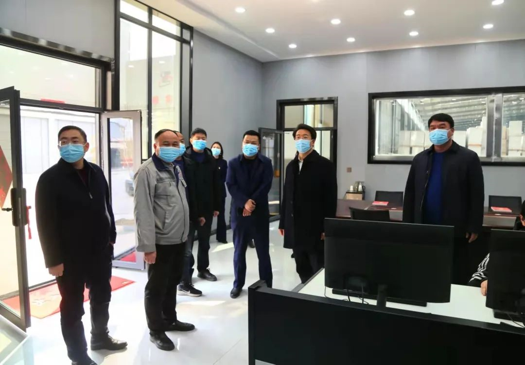 新密市市委副書記、市長(zhǎng)程洋調(diào)研新密市正興耐火材料有限公司，送服務(wù)強(qiáng)信心，沖刺首季“開門紅”！(圖1)